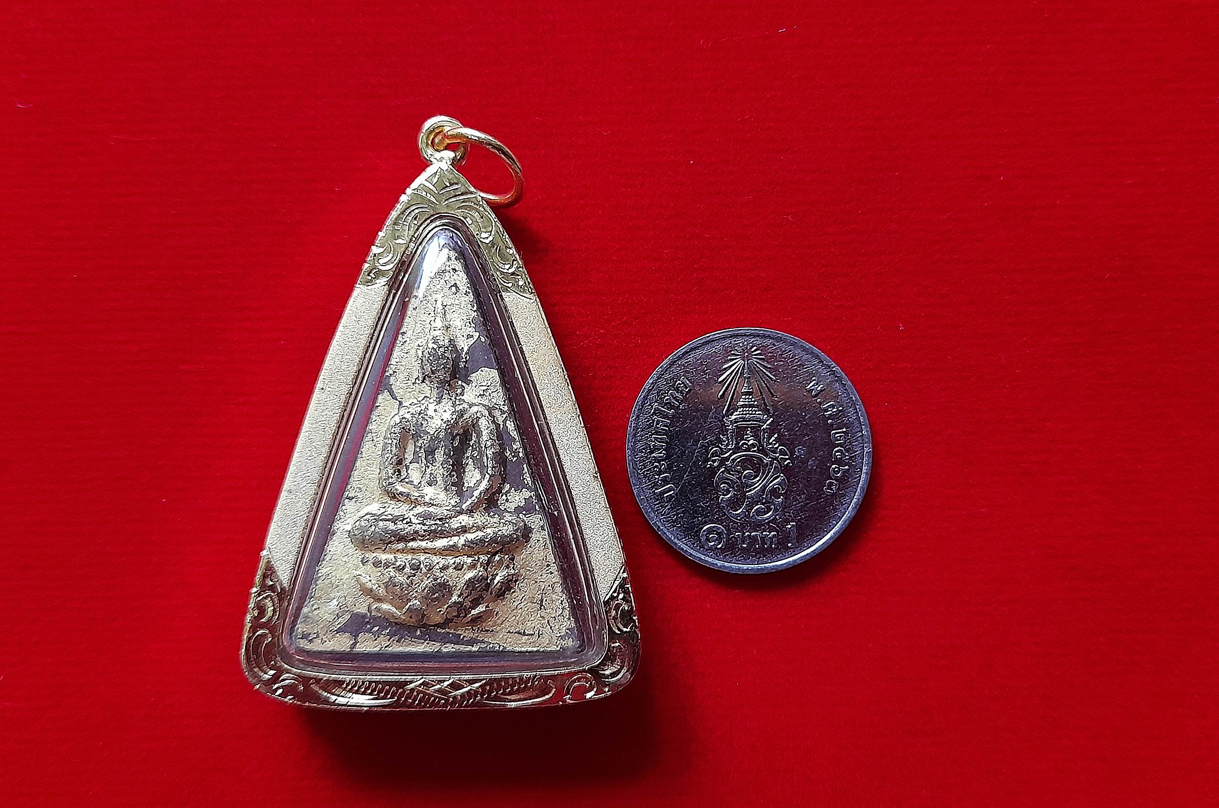 พระสมเด็จ นางพญา (พิมพ์สมเด็จจิตรลดา) หลังฝัง ฝังทั้งข้าวทิพย์-ว่านไพลดำ (ได้มวลสารพระราชทาน จาก ร.9) ปี2548-2549 #รับประกันแท้และทัน - (กรอบไมครอนชุบทอง เลี่ยมกันน้ำ)