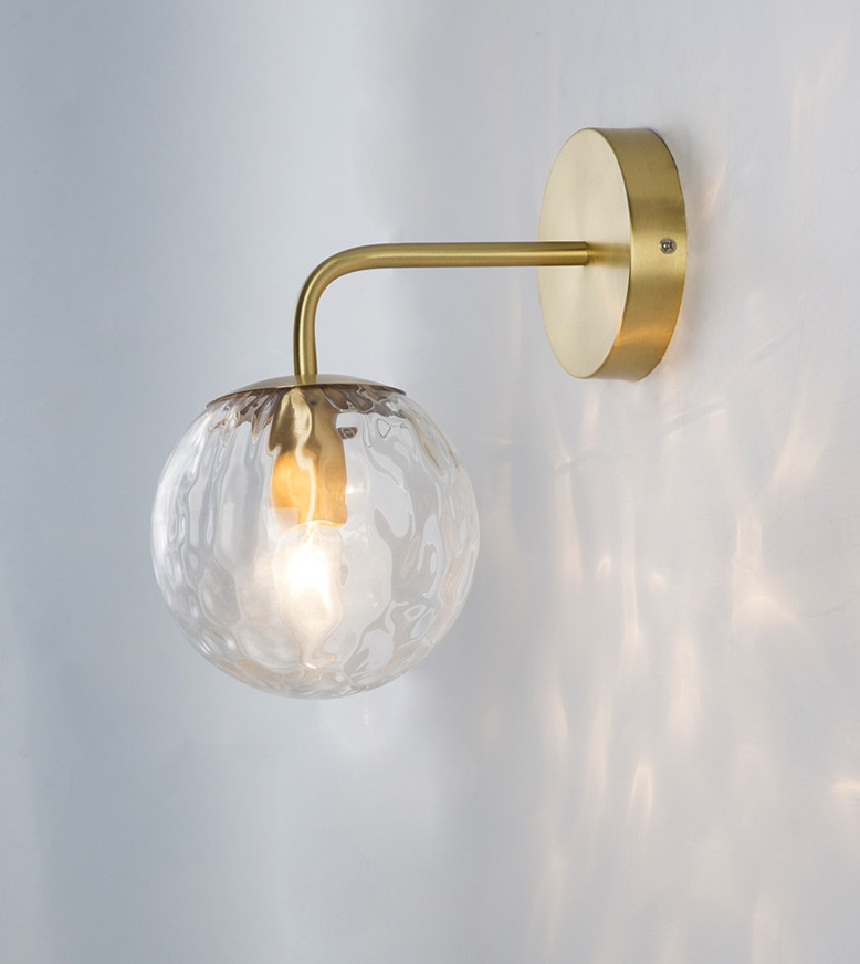 โคมไฟติดผนังแก้วทรงกลมก้านสีทองเหลือง [GB15]