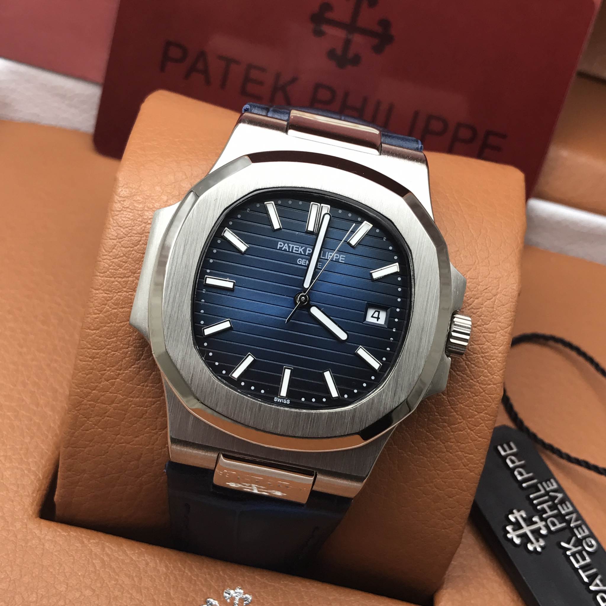 นาฬิกา Patek Philippe รุ่น Nautilus สายหนังสีนํ้าเงิน