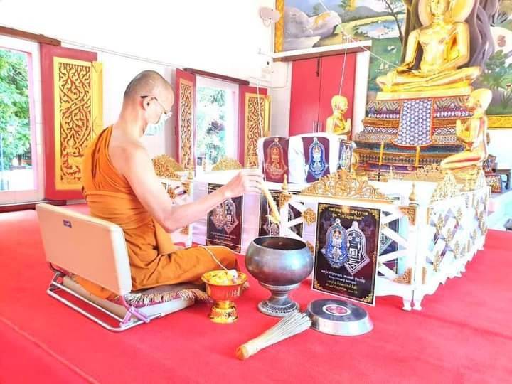 เหรียญท้าวเวสสุวรรณ ปางหน้าเทพบุตร หลังยันต์เกราะเพรช (โค็ดเลขสวย ๙๔) (ตอกโค็ดเจดีย์ ตอกเลขไทยรันเลข สลักนาม หลวงพ่อเล็ก วัดท่าขนุน และยันต์ต่างๆ) เนื้อเงินแท้ ลงยาเหลืองทอง ปี2564 (จัดสร้างน้อย เพียงแค่199เหรียญ) #รับประกันแท้ - หลวงพ่อเล็ก วัดท่าขนุน ปล