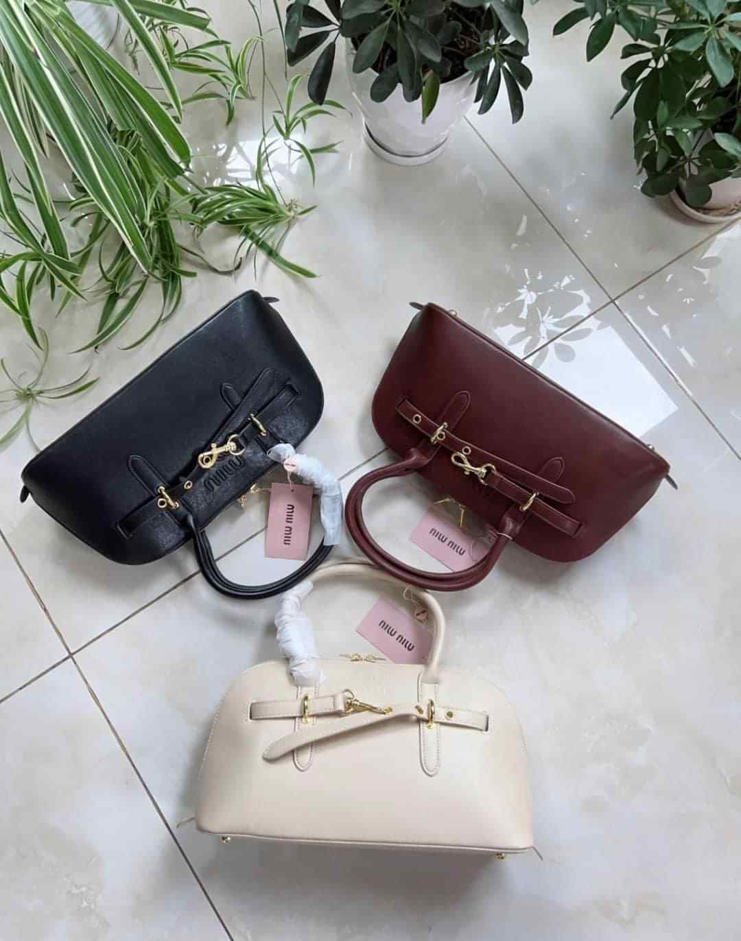 MIU MIU leather satchel bag (แอดไลน์ก่อนสั่งซื้อ)
