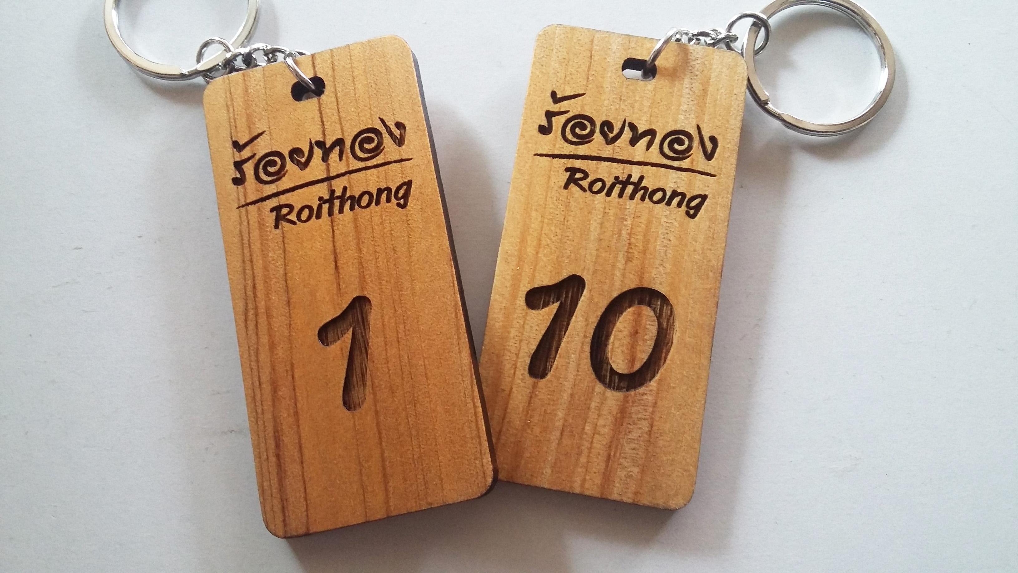 พวงกุญแจไม้ พวงกุญแจรีสอร์ท/พวงกุญแจห้องพัก/พวงกุญแจโรงแรม - ร้อยทอง รีสอร์ท (Roithong resort)
