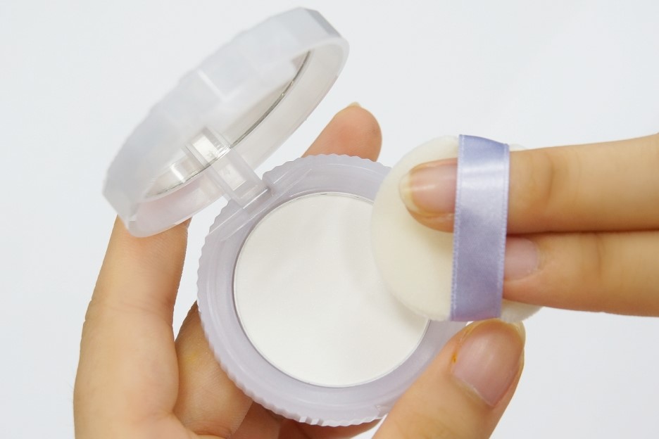 (#01 Frosty White) Canmake Frosty-Mat Snow Powder SPF27 PA++ เนื้อแป้งโปร่งแสงมีส่วนผสมจากเซลล์ไข่มุก แป้งที่เป็นเสมือนกระดาษซับมัน แป้งเนื้อโปร่งแสง เนียนละเอียดอย่างน่าอัศจรรย์ ไม่ต้องพกกระดาษซับมันอีกต่อไป ปกป้องแสงแดดได้ทั้งผิวหน้าและผิวกาย