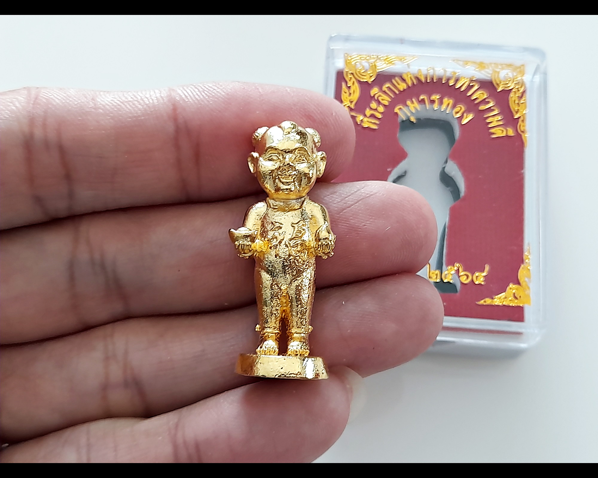 กุมารแห่งความสำเร็จ - กุมารจีน (ใส่ชุดเอี๊ยมจีน ซ้ายถือทอง ขวาถือลูกท้อ ใส่กำไล) เนื้อทองเหลือง(#ชนวน) ชุบทอง ฐานบรรจุมวลสาร ปี2564 #รับประกันแท้