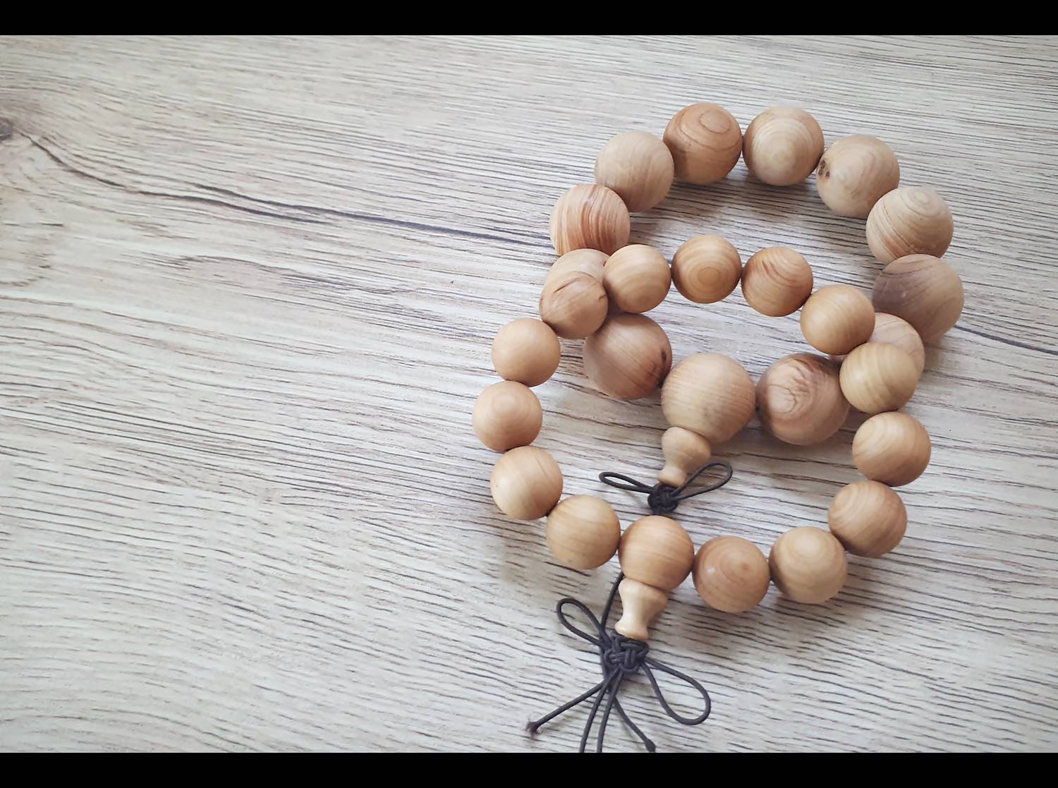 ้ประคำ ข้อมือ เนื้อไม้หอม (เม็ดเล็ก 12เม็ด) (ขายปลีก ขายส่ง)