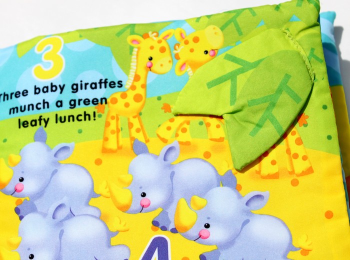 หนังสือผ้าเสริมพัฒนาการจาก Fisher-Price รุ่น Precious Planet Baby Animals Counting Book