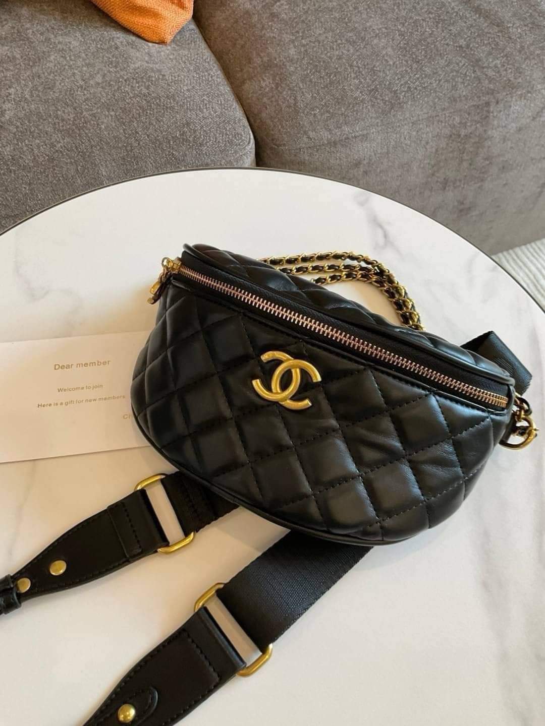CHANEL VIP GIFT BAG กระเป๋าคาดอก (แอดไลน์ก่อนสั่งซื้อ)