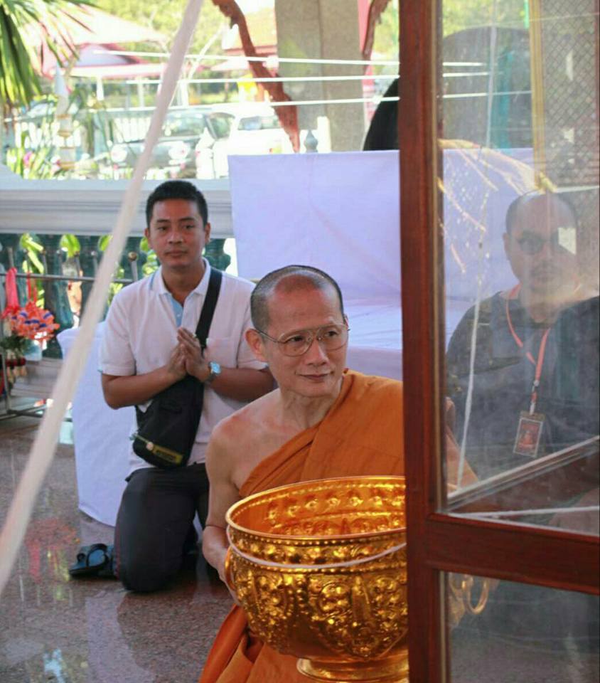 พระสมเด็จหลวงพ่อโตในวิหาร เนื้อผงชนวนมวลสารเก่าหลวงพ่อกวย รุ่นแรงครู ปี2560 หลวงพ่อกวย วัดโฆสิตาราม(วัดบ้านแค) จ.ชัยนาท ปี2563 - (ขนาด 5x7นิ้ว จีวรส้ม ด้านหน้ายันต์ครู ยันต์นะปัดตลอด ด้านหลังยันต์มงกุฎพระพุทธเจ้าหนุนดวง) ปี2563 #ปลุกเสกที่วัดโฆสิตาราม #รั