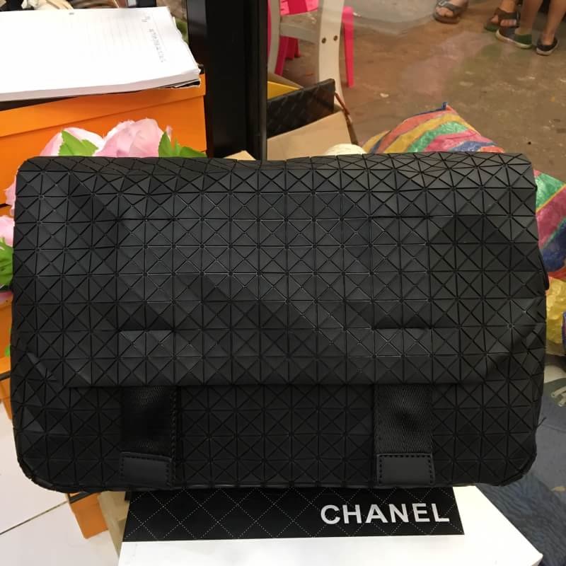 กระเป๋าสะพายข้าง issey สีสีดำด้าน ลายเล็ก สะพายข้าง 13 นิ้ว