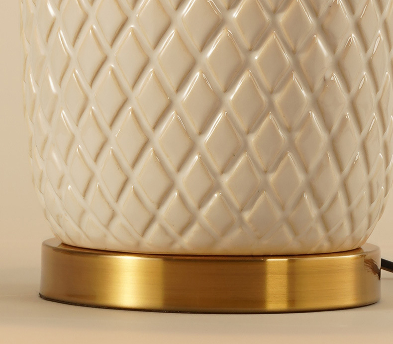 โคมไฟตั้งโต๊ะเซรามิกลายข้าวหลามตัดโป๊ะโคมผ้า สไตล์ American [RX126]