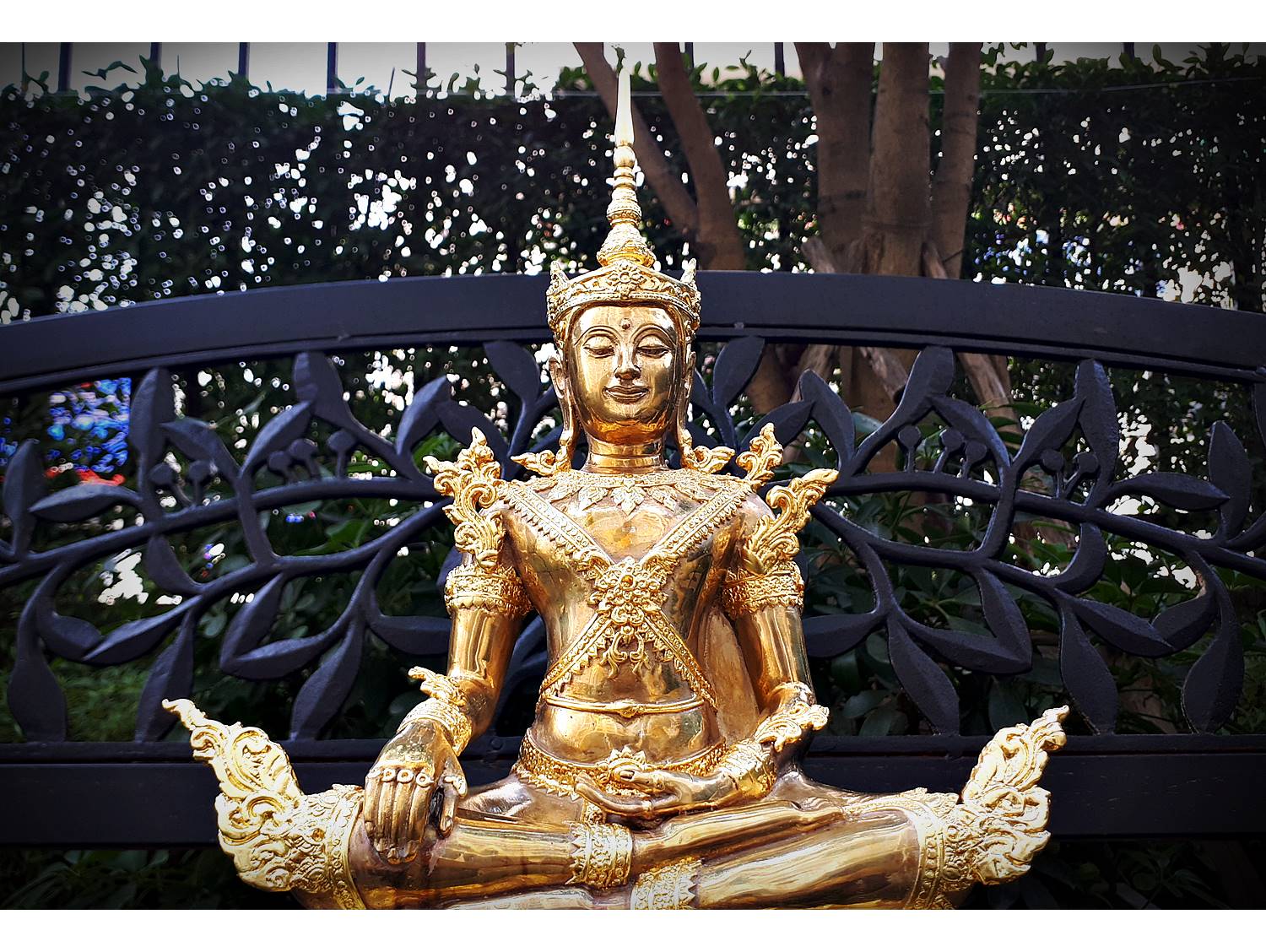 รูปหล่อ พระพุทธรูป ปางพระจักรพรรดิ เนื้อโลหะทองเหลือง ปัดขัดเงา ปิดทองแท้ (หน้าตัก 9นิ้ว สูง16นิ้ว ลึก6นิ้ว)