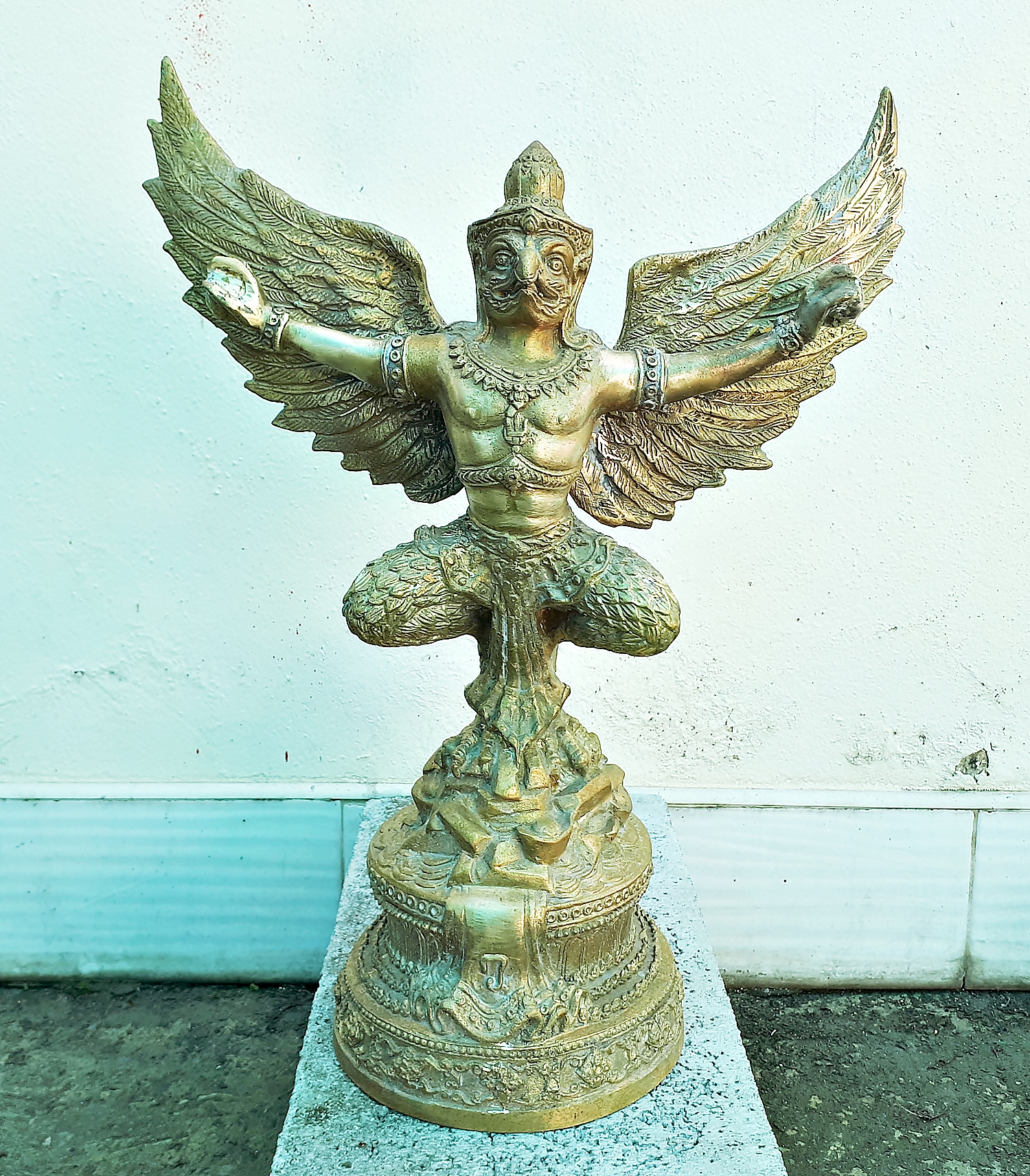 พญาครุฑ กางปีก นั่งบนกองเงินกองทอง เนื้อทองเหลือง (หล่อใหม่) (ขายปลีก ขายส่ง) (สูง16นิ้ว ปีกซ้ายถึงปีกขวา15นิ้ว ฐาน7นิ้ว)