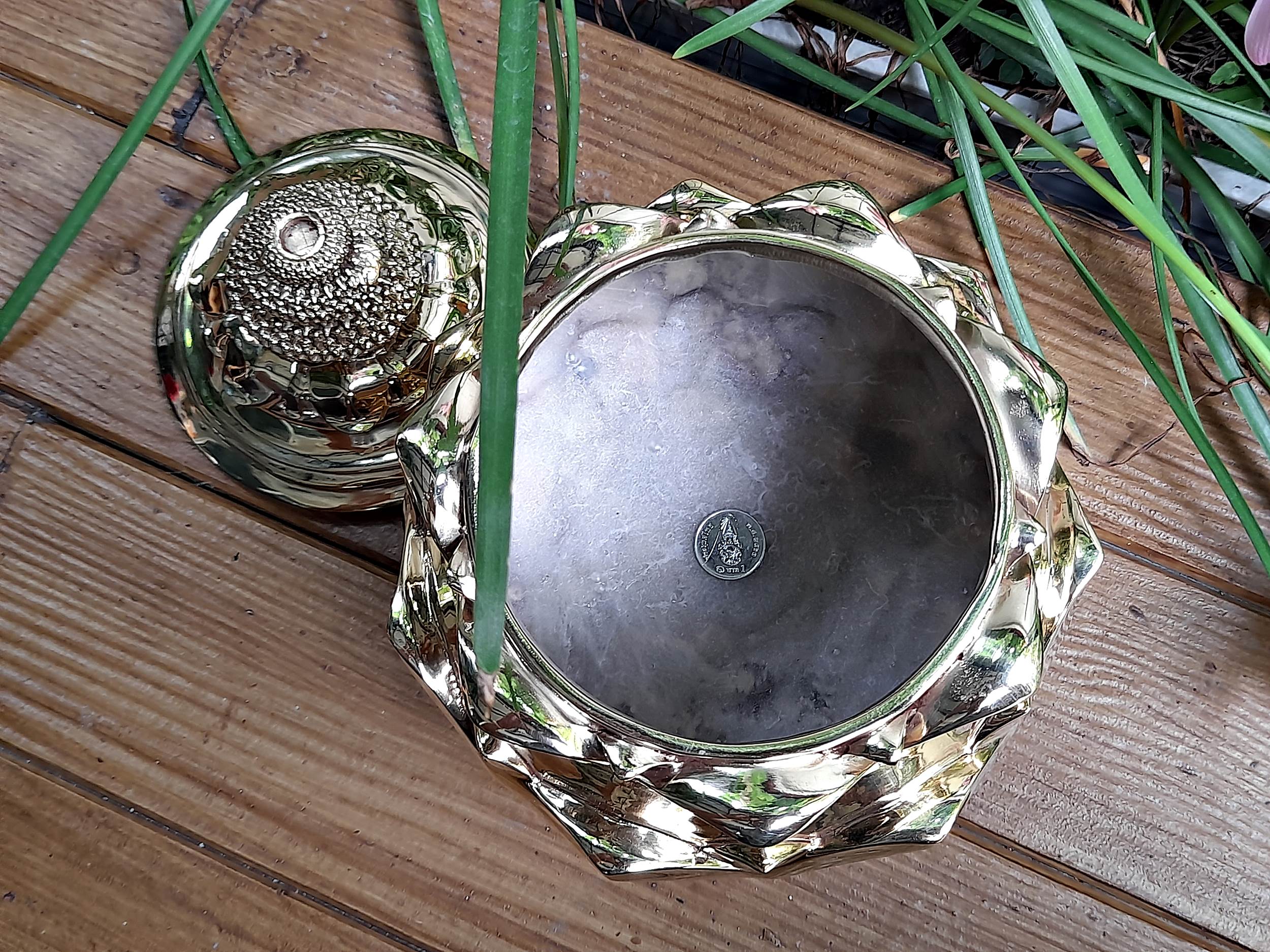 โถ้บาตร ทำน้ำมนต์ ทรงดอกบัวตูมใหญ่ เนื้อทองเหลือง ขัดเงา (ด้านในเคลือบด้วยเนื้อเทียน)