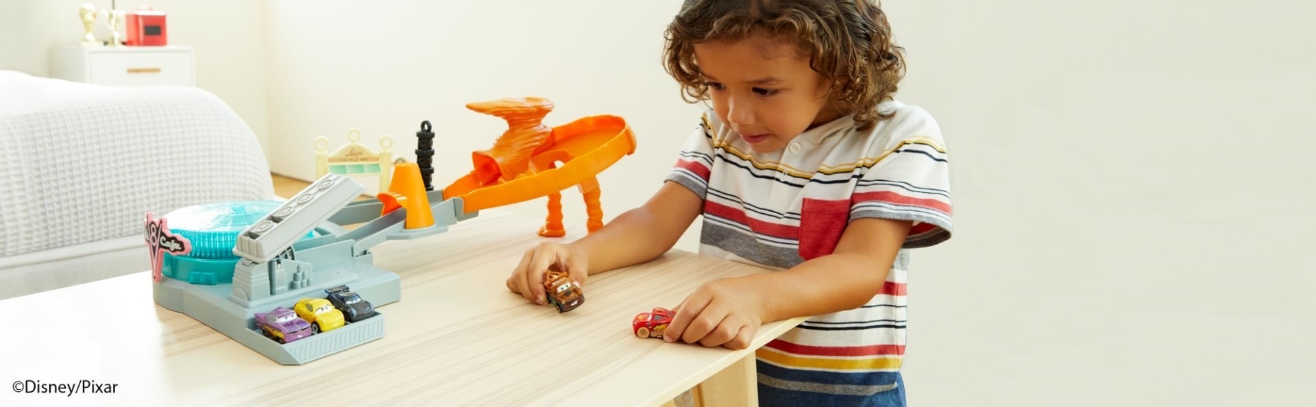 ชุดรถแข่งและรางของเล่น MATTEL Mini Racers Disney Cars Radiator Springs Spin Out!