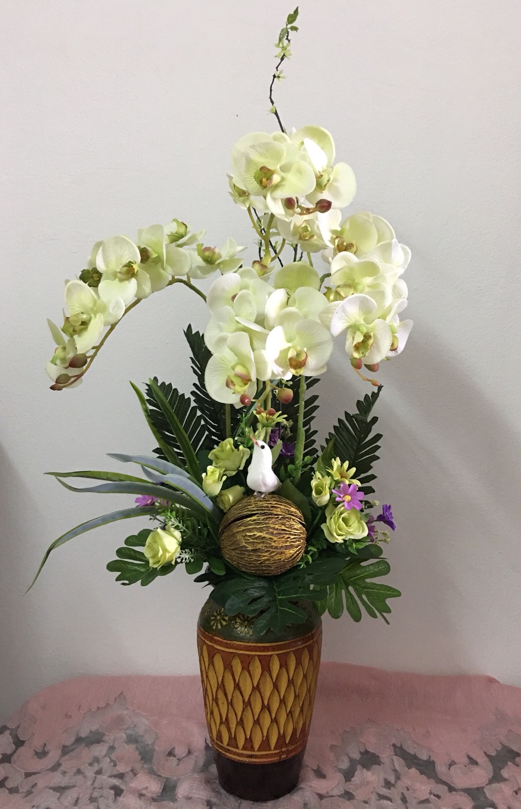 ดอกกล้วยไม้ สีขาวสลับสีเขียว (สูง30นิ้ว กว้าง14นิ้ว) พร้อมกระถาง