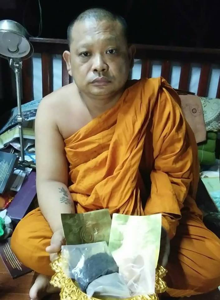 พระสมเด็จหลวงพ่อโตในวิหาร เนื้อผงชนวนมวลสารเก่าหลวงพ่อกวย รุ่นแรงครู ปี2560 หลวงพ่อกวย วัดโฆสิตาราม(วัดบ้านแค) จ.ชัยนาท ปี2563 - (ขนาด 5x7นิ้ว จีวรส้ม ด้านหน้ายันต์ครู ยันต์นะปัดตลอด ด้านหลังยันต์มงกุฎพระพุทธเจ้าหนุนดวง) ปี2563 #ปลุกเสกที่วัดโฆสิตาราม #รั