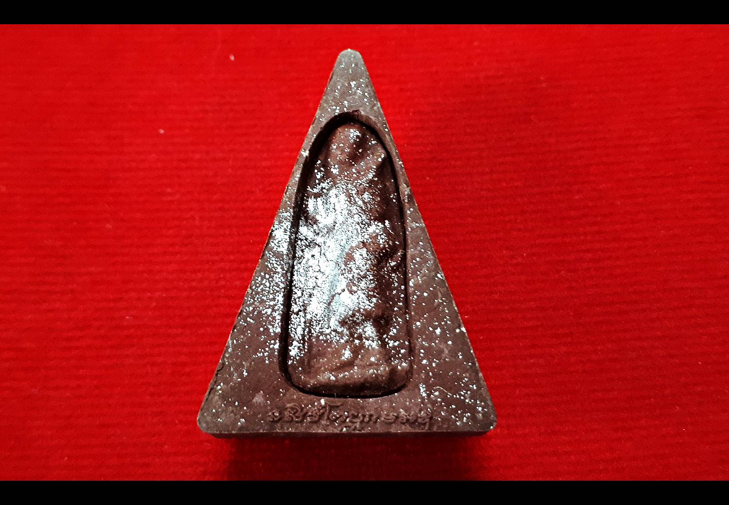 พระนางพญา(มนต์พระกาฬ) หลังพระสีวลี ปัดผงเงิน เนื้อผง ปี2562