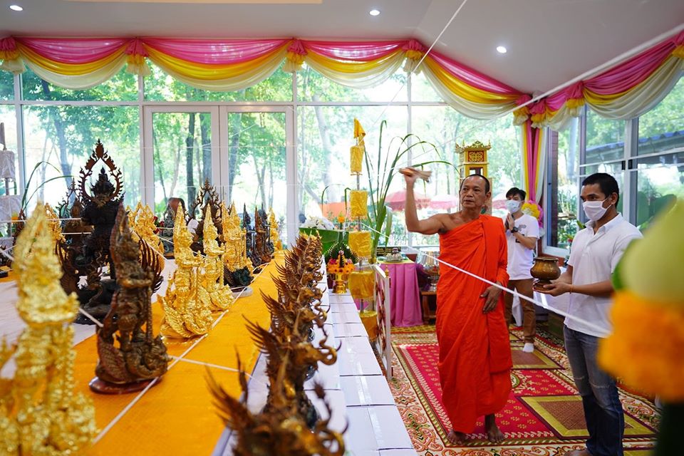 รูปหล่อ ท้าวเวสสุวรรณ ยืนถือกระบอง ทรงบน หลัง ราหู เนื้อทองเหลือง เต็มสูตร งานเน้นรายระเอียดปราณีต (ขนาดสูง16นิ้ว) - (ราหู มี ปีกเป็นครุฑ มี ลำตัวเป็นพญานาค) - (ปลุกเสกฤกษ์ เสาร์5 ปี2563)