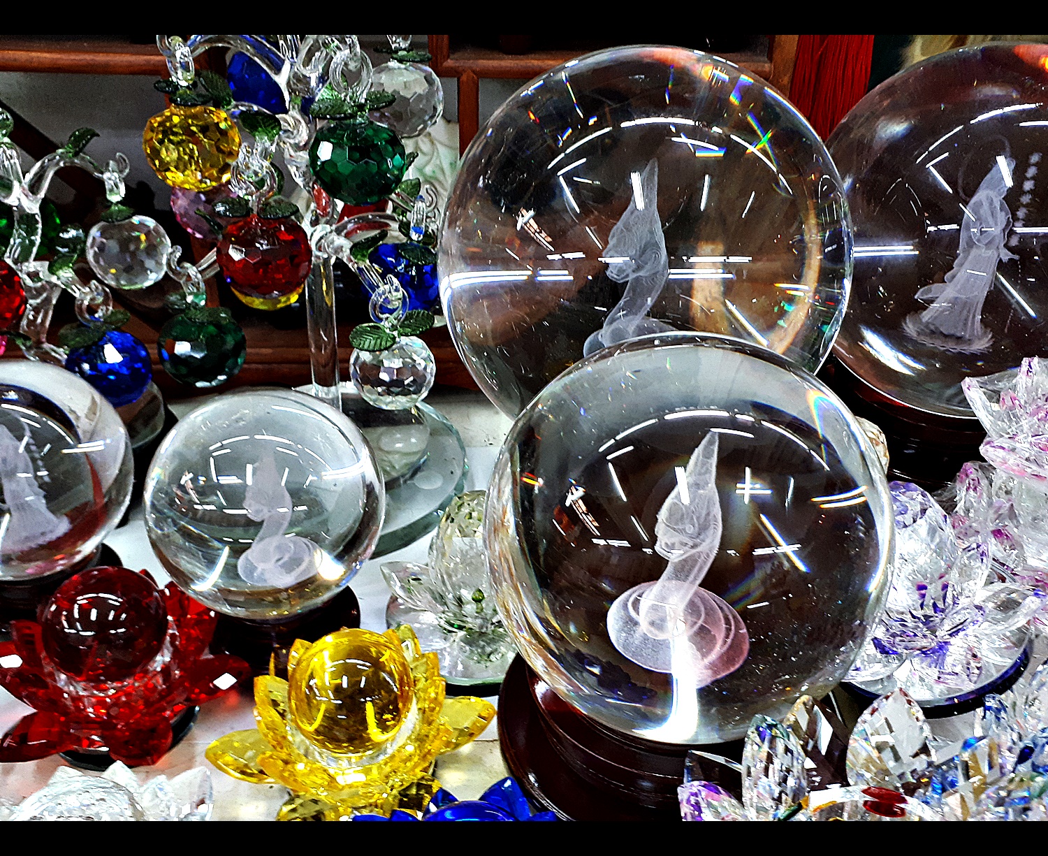 ลูกแก้ว ลาย พญานาค 3มิติ ขนาด 10ซม (4นิ้ว) 15ซม (6นิ้ว) และ 20ซม (8นิ้ว) พร้อมฐานตั้งรองไม้ หมุนรอบด้านได้