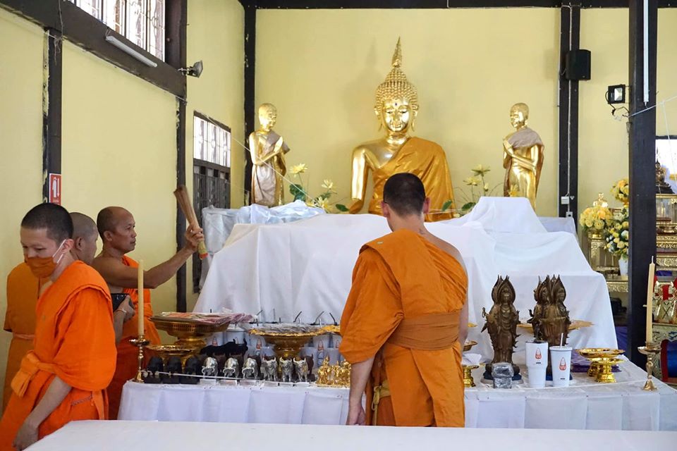 ตะโพน(เล็ก) (ชื่อเสียงโด่งดัง มหาลาภเมตตาเสหน่ห์) - (งานแฮนเมด ทำมือ วัสดุจากหนังวัวแท้ ฐานไม้สักทอง) (ขนาดตั้งบูชา เล็ก) รุ่น2 - (พิธี เสาร์๕)ปี2563