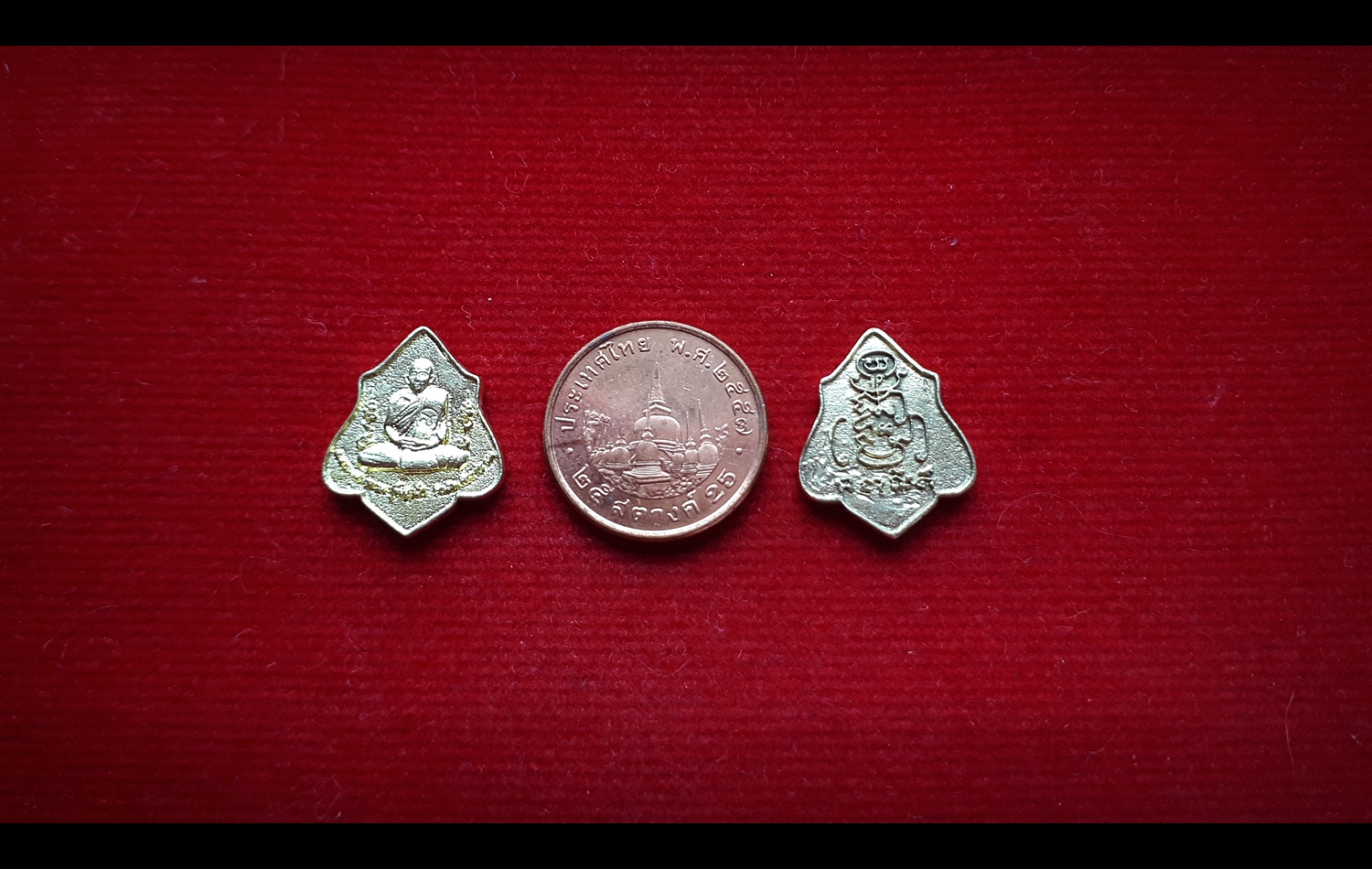 เหรียญ (เม็ดแตงจิ๋ว) หัวแหวน ทรงโล่ หลวงพ่อกวย วัดโฆสิตาราม (วัดบ้านแค) หลังยันต์ครู เนื้อทองชนวนทองทิพย์