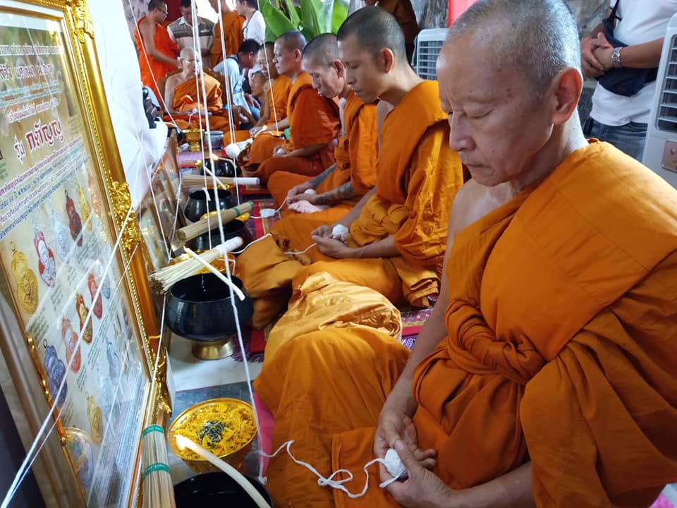 เหรียญหลวงพ่อกวย วัดโฆสิตาราม(วัดบ้านแค) เนื้อกระไหล่ทองคำ ลงยาแดง ปี2562 (แยกจากชุดกรรมการ) #รับประกันแท้ รูปภาพ สี หลวงพ่อกวย วัดโฆสิตาราม(วัดบ้านแค) (ขนาดตั้งบูชา 11x15นิ้ว) ปี2562 #รับประกันแท้ -- #พิธีดีมากดวงจิตหลวงพ่อกวยมาเสกให้เอง