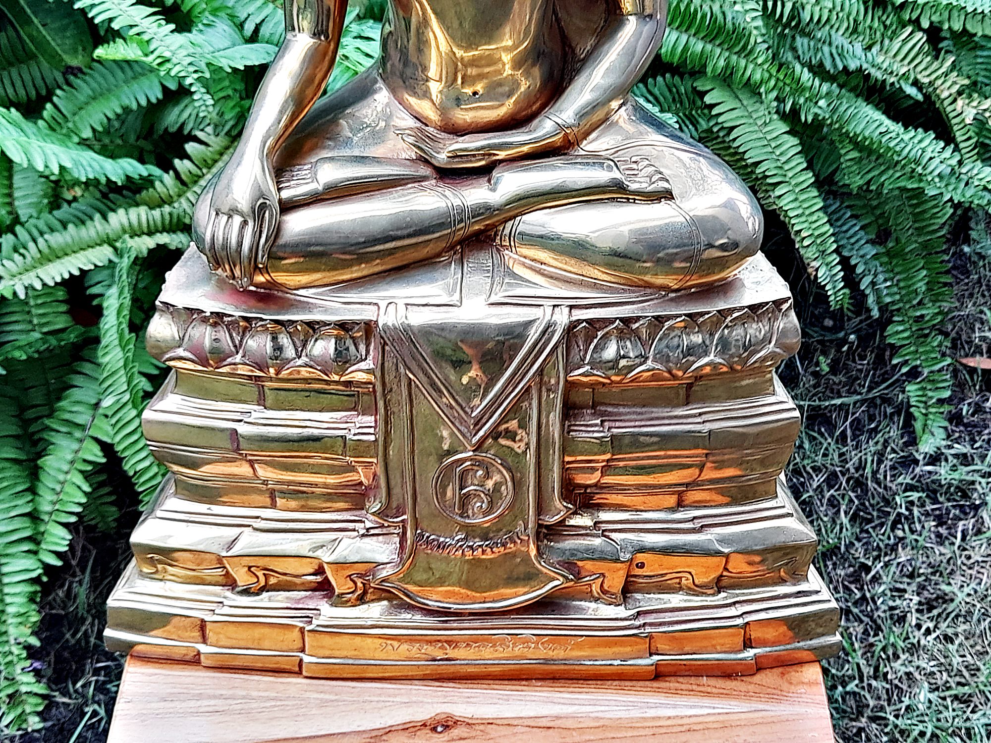 รูปหล่อ พระพุทธสิหิงค์ นิรันตราย ฐานยันต์นอโม เนื้อทองเหลืองขัดเงา (หน้าตัก9นิ้ว สูง18นิ้ว ฐานกว้าง14.5นิ้ว) วัดพระมหาธาต จ.นครศรีธรรมราช ปี2562 #รับประกันแท้