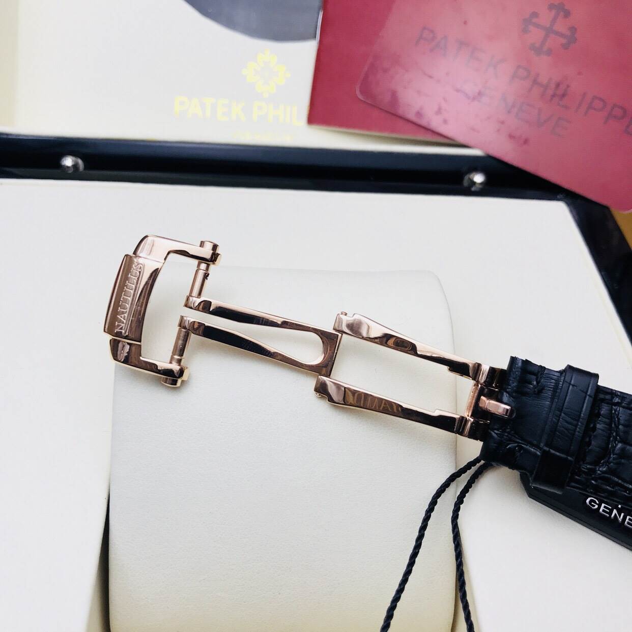 นาฬิกา Patek Philippe รุ่น Nautilus สี พิ้ง สายหนังสีนํ้าตาล งาน Mirror Swiss