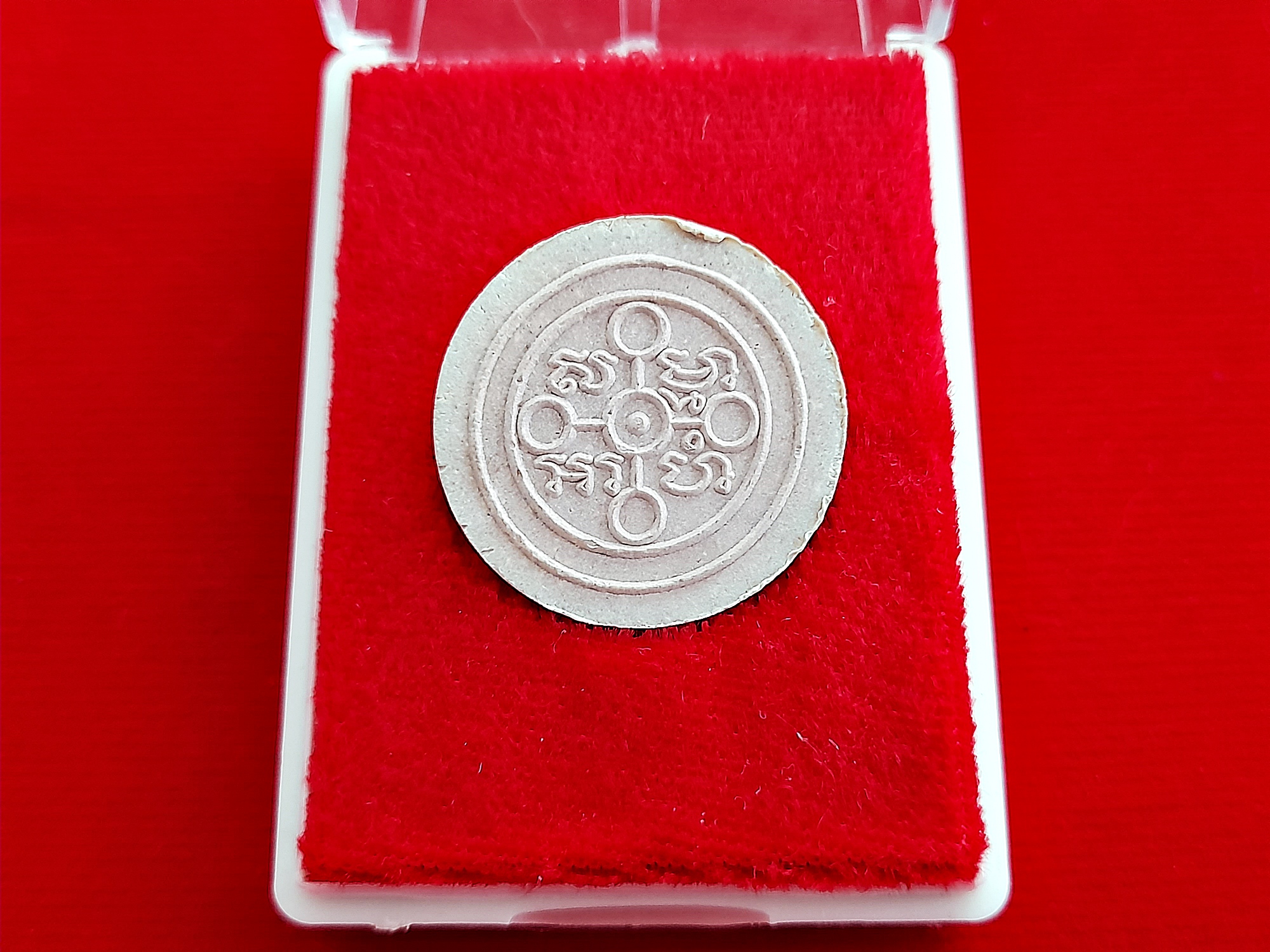 พระสมเด็จธรรมกาย พระผงของขวัญ พิมพ์จันทร์ลอย ฐานโค้ง (พระพุทธ พระธรรมกาย ปางสมาธิ หลังธาตุ6) รุ่น2 เนื้อมวลสาร(พระของขวัญหลวงพ่อสดวัดปากน้ำ รุ่น1-3) ปี2526 - ปลุกเสกทำวิชาธรรมกาย โดย หลวงป๋า วัดหลวงพ่อสด #รับประกันแท้