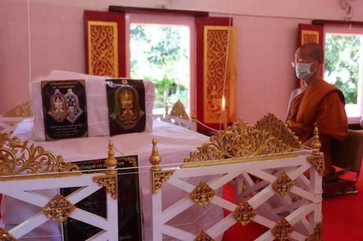 เหรียญท้าวเวสสุวรรณ ปางหน้าเทพบุตร หลังยันต์เกราะเพรช (โค็ดเลขสวย ๙๔) (ตอกโค็ดเจดีย์ ตอกเลขไทยรันเลข สลักนาม หลวงพ่อเล็ก วัดท่าขนุน และยันต์ต่างๆ) เนื้อเงินแท้ ลงยาเหลืองทอง ปี2564 (จัดสร้างน้อย เพียงแค่199เหรียญ) #รับประกันแท้ - หลวงพ่อเล็ก วัดท่าขนุน ปล