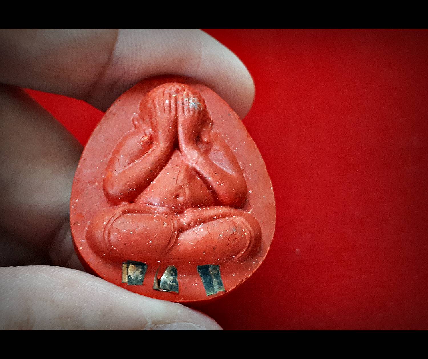 พระปิดตา มหาเศรษฐีเงินล้าน จัมโบ้ เนื้อผงวรรณะ สีแดง (ฝังตะกรุดจตุโรบังเกิดทรัพย์ 3ดอก) (รุ่นนี้ วางบูชาเงินก็เข้า) ปี2555 - หลวงพ่อเล็ก วัดท่าขนุน