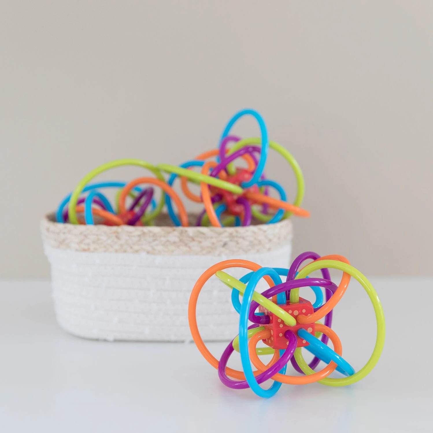 ยางกัดทรงลูปเสริมพัฒนาการ The Manhattan Toy Winkel Rattle and Sensory Teether