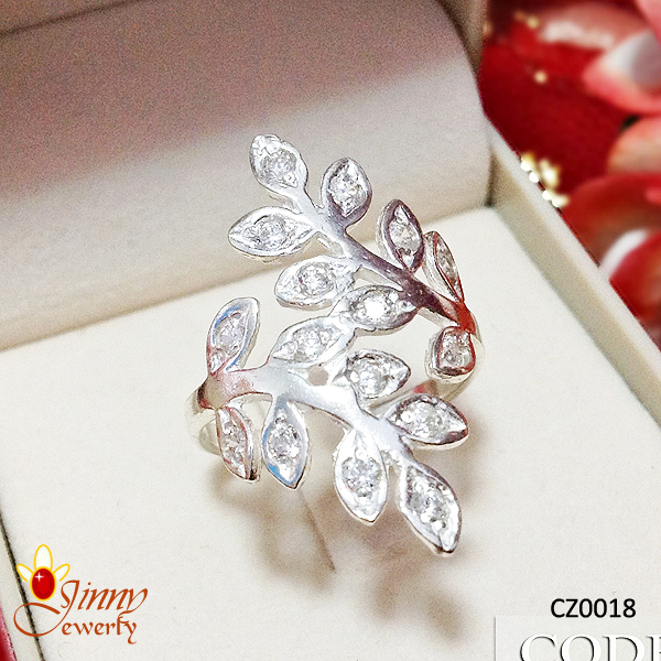 แหวนเงินแท้ 92.5% ใบมะกอกเก๋ๆ ประดับเพชร cz สีขาว