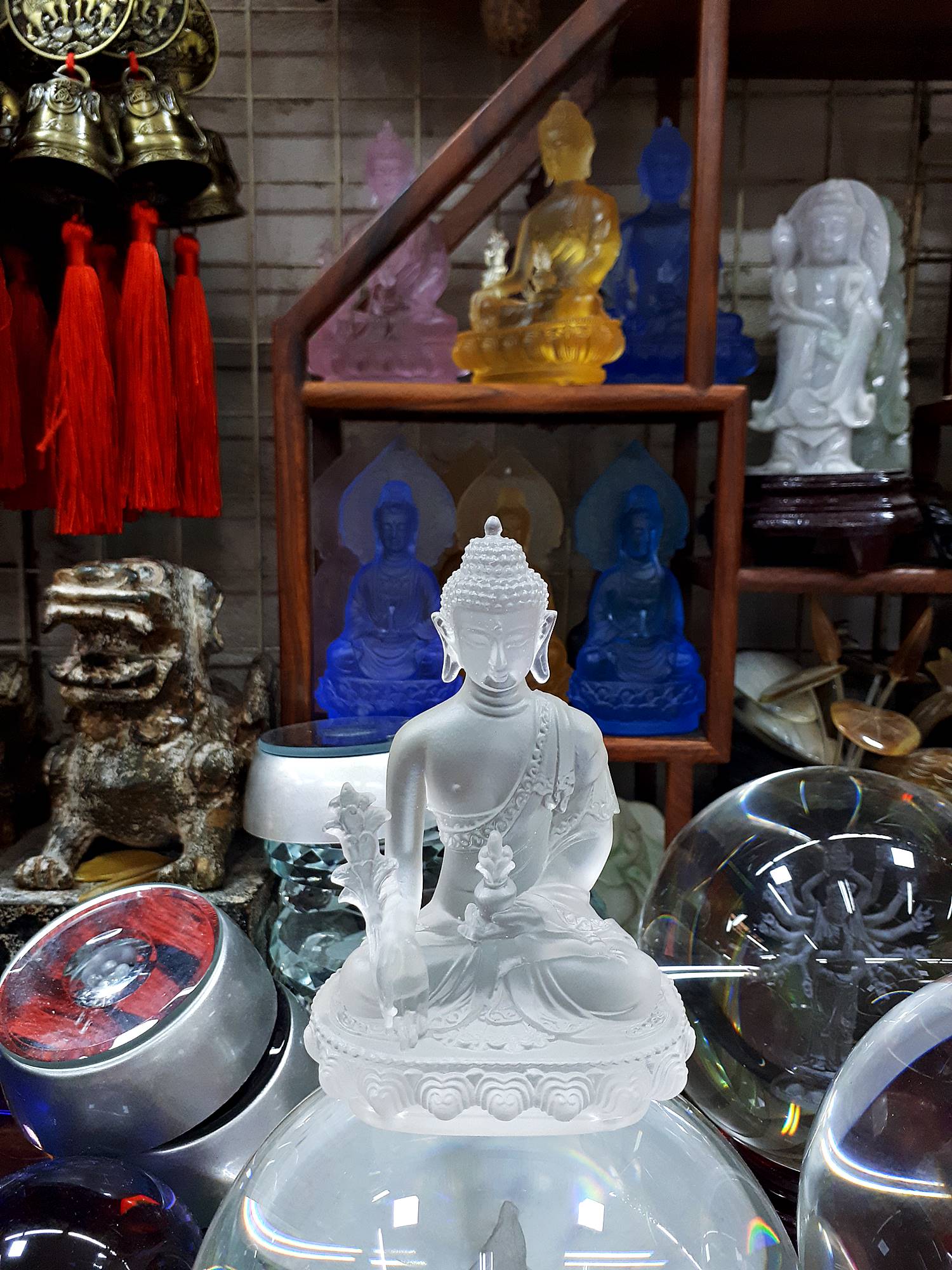 รูปหล่อ พระไภษัชยคุรุพุทธเจ้า(พระพุทธเจ้าหมอ พระโพธิสัตว์) แกะสลักจาก แก้วคริสตรัล สีใส (งานนำเข้า ขายปลีก ขายส่ง)