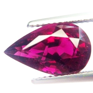 Rubellite พลอยรูเบลไลท์ รูปหยดน้ำ หนัก 3.94 กะรัต สีบานเย็นเข้ม เกือบแดง ความสะอาดมองตาเปล่าสะอาด 99% ไฟดีมากค่ะ เจียระไนสวย รูปร่างสวย