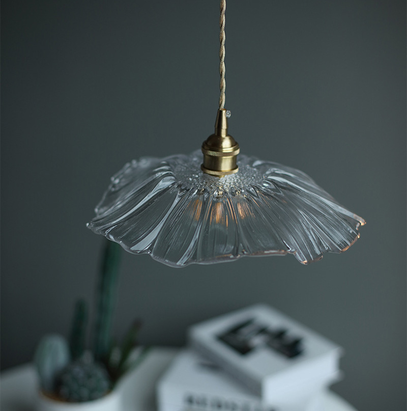 โคมไฟห้อยเพดานแก้วทรงดอกชบา หัวจับสีทองเหลือง กว้าง 28cm [WS-000034]