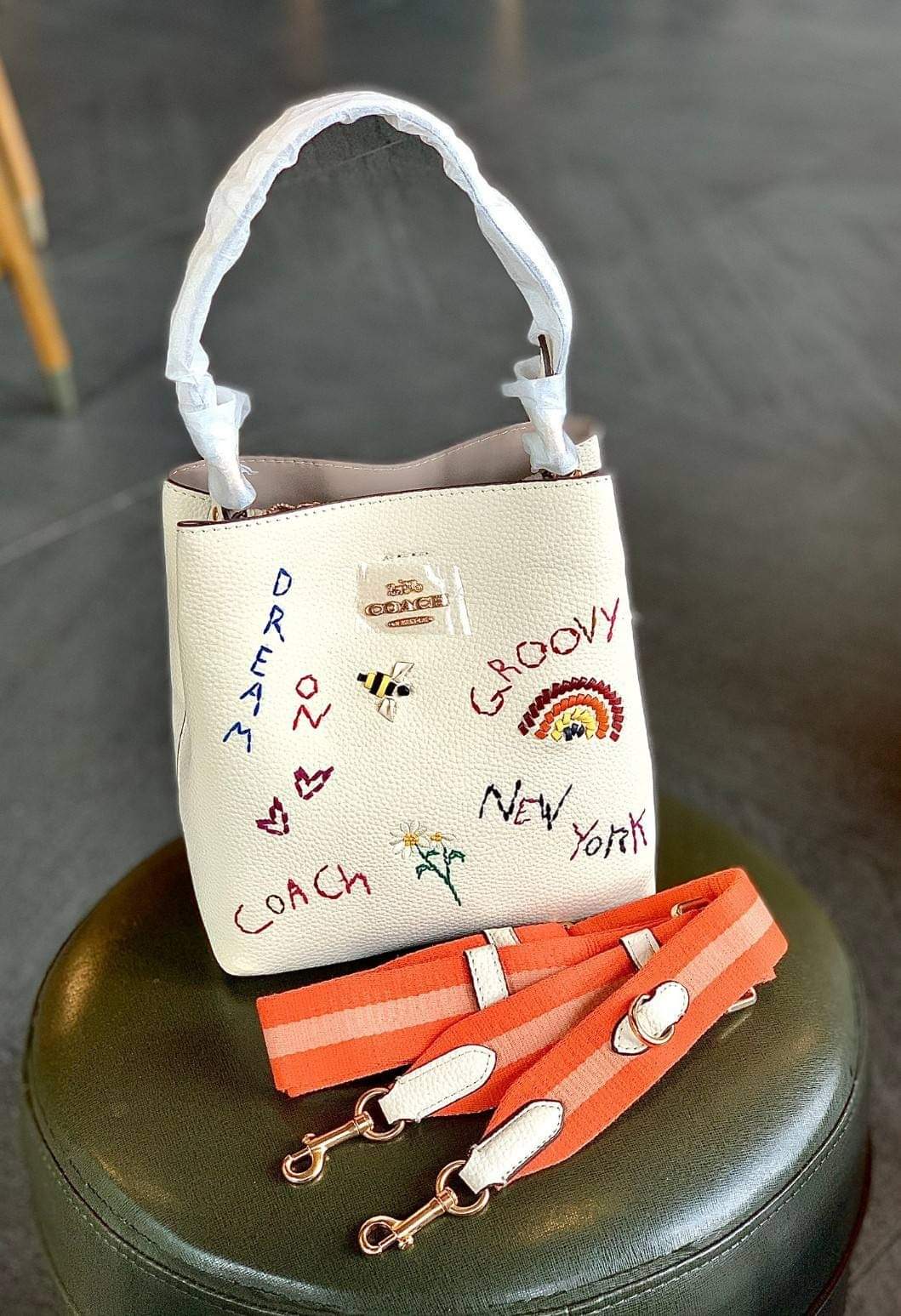 COACH TOWN BUCKET BAG WITH DIARY EMBROIDERY ((C8282)) (แอดไลน์ก่อนสั่งซื้อ)
