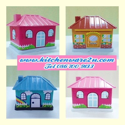 P09433 กระปุกออมสินพลาสติก รูปบ้าน (14*17*13 cm) สีสันสดใส No.592 ราคาส่งต่อ 1 โหล: 12 อัน