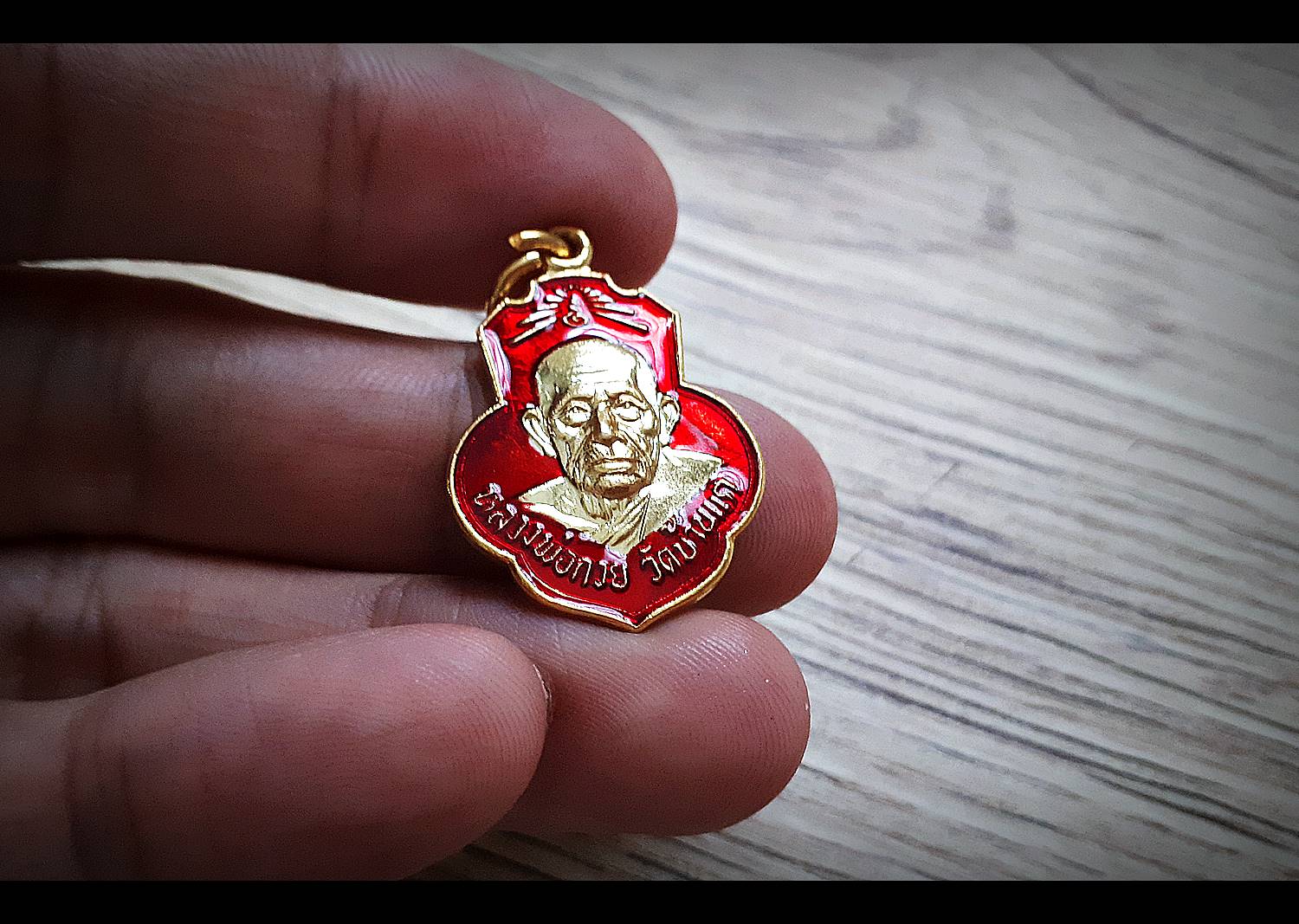 เหรียญหลวงพ่อกวย วัดโฆสิตาราม(วัดบ้านแค) เนื้อกระไหล่ทองคำ ลงยาแดง ปี2562 (แยกจากชุดกรรมการ) #รับประกันแท้ รูปภาพ สี หลวงพ่อกวย วัดโฆสิตาราม(วัดบ้านแค) (ขนาดตั้งบูชา 11x15นิ้ว) ปี2562 #รับประกันแท้ -- #พิธีดีมากดวงจิตหลวงพ่อกวยมาเสกให้เอง