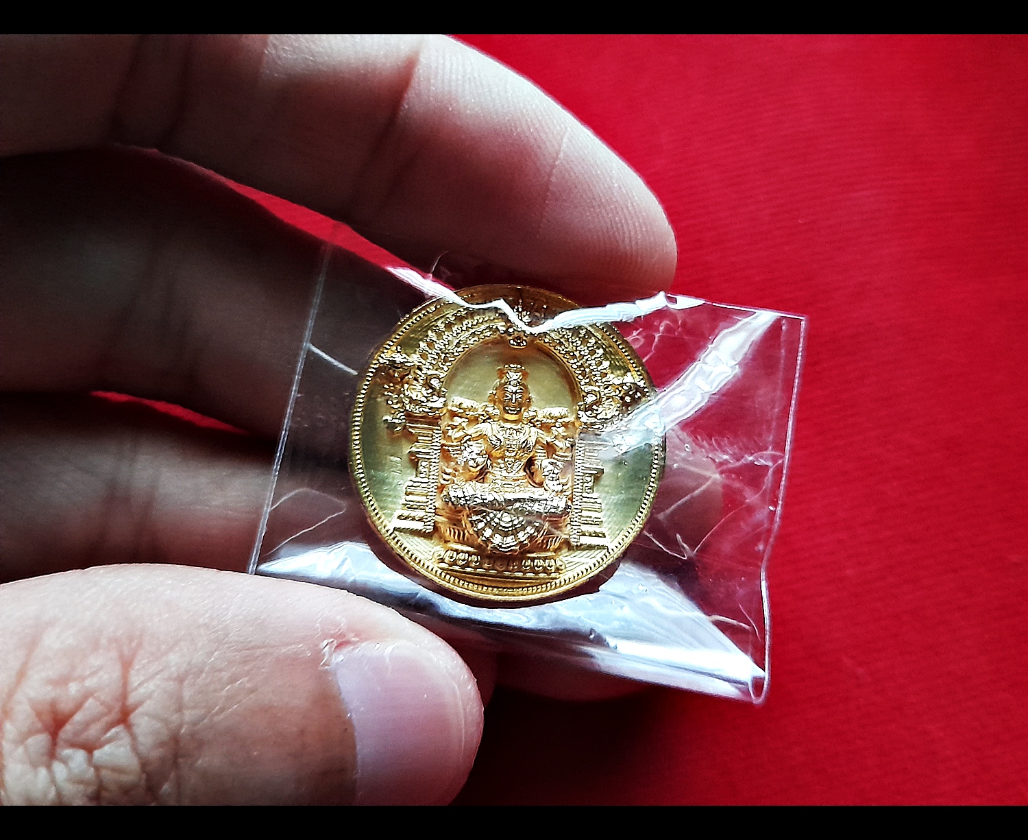 เหรียญ พระแม่ลักษมี 4กร เนื้อชุบทอง(ขนาด2.5ซม) วัดแขก ปี2562 (เข้าพิธีปลุกเสกแล้ว สายแขก)