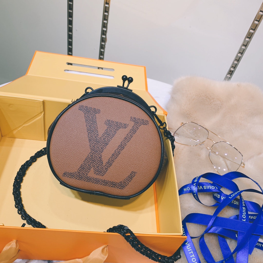 กระเป๋า lv boursicot 12x14 cm