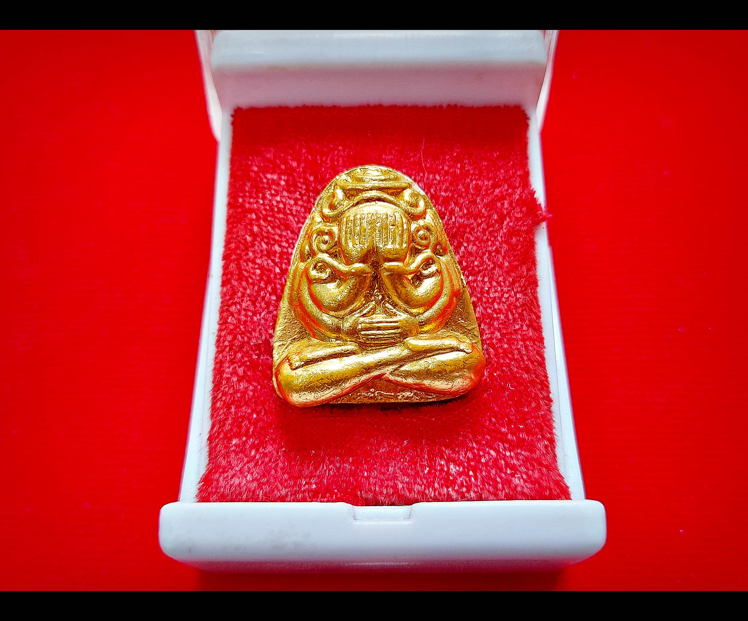 พระปิดตา มหาลาภ ยันต์ยุ่ง 4มือ ปิดทองแท้(ปิดทองสภาพเดิม) หลังยันต์นะพรชัย เนื้อผง (โชคลาภค้าขาย เจรจา แคล้วคลาด) ปี2542 #รับประกันแท้และทัน - หลวงพ่อยุงยุทธ วัดเขาไม้แดง จ.ชลบุรี