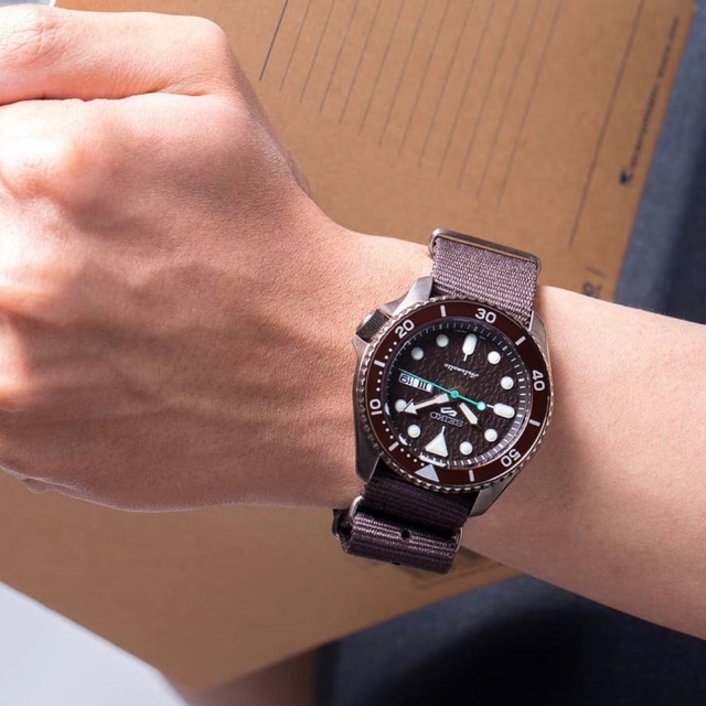 Karnvera Shop นาฬิกาข้อมือผู้ชาย Seiko 5 Sport Automatic รุ่น SRPD85K1