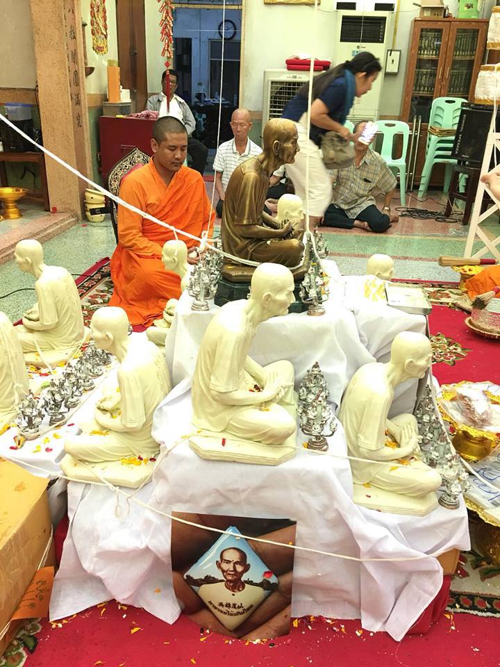 รูปหล่อ เซียนแปะโรงสี วัดศาลเจ้า รุ่นเจ้าสัวฟ้าประทาน ปี2560 เนื้อเรซิ่น สีงาช้าง (ขนาดองค์บูชาหน้าตัก 12นิ้ว องค์ขนาดใหญ่)