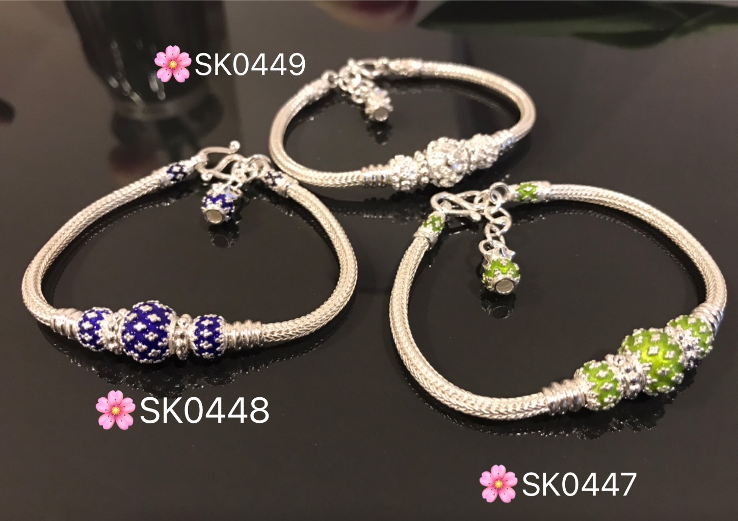 สร้อยข้อมือเงินแท้ 99.9% งานสุโขทัย ลายสามเสาลงยา พร้อมตุ้งติ้งถุงเงิน "รับทรัพย์" (สร้อยงานสุโขทัย-งานช่างทอง)