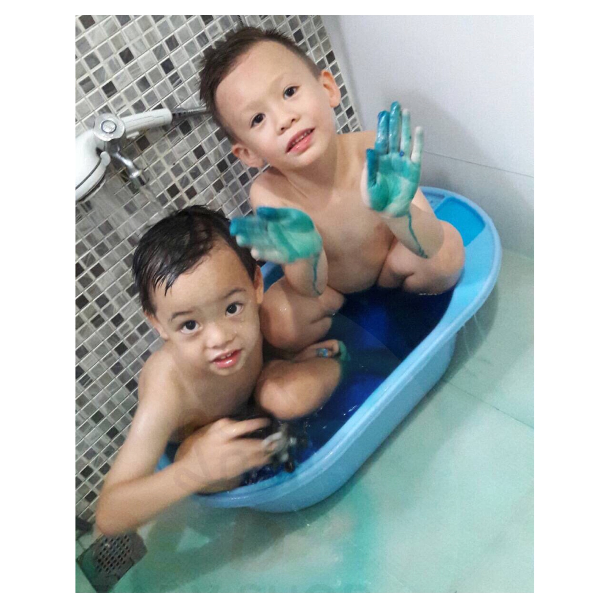 สีผสมอ่างอาบน้ำชนิดปลอดสารพิษ Crayola Shaker Color Bath Dropz