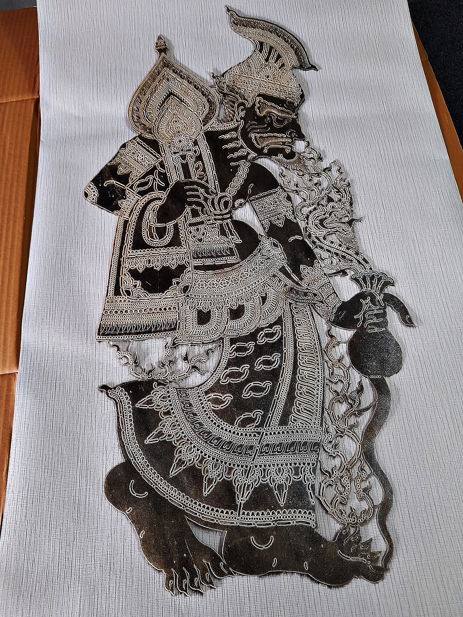 พ่อปู่ฤาษี พ่อแก่ (หนังตะลุง) (ขนาด75ซม) (แฮนเมดทำมือ งานฝีมือ) (ทำจากหนังวัวลูกติด (ตายทั้งกลม)) (เป็นของอาถรรพ์มีอิทธิคุณดีในตัว เสริมบารมีแก่ผู้ครอบครอง มีคุณด้านเมตตา ค้าขาย โชคลาภ และเป็นมหาอุด)