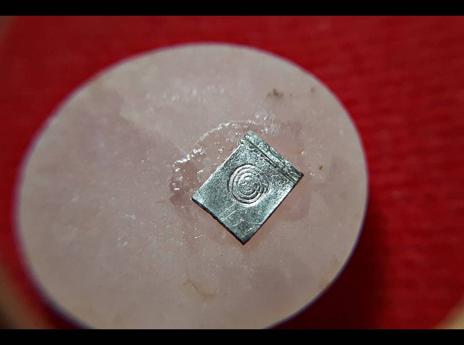 เม็ดหิน ปฐวีธาตุ (ติดแผ่นตะกั่วตอกโค็ด แผ่นตะกั่วรับพลังได้ดีรองจากทองคำ) ปี2562 #รับประกันแท้ - (มีพญานาครักษา1ตน ต่อ ปฐวีธาตุ1องค์) (กันภัยธรรมชาติ กันไฟ กันอาวุธ กันภัยมนุษย์)