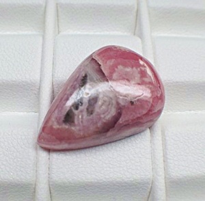 Natural Rhodochrosite โรโดโครไซด์ หินสี รูปหยดน้ำ หนัก 21.58 กะรัต ขนาดตามใบเซอร์ 15.11x21.97x6.96 มิล สีชมพูแดง ลวดลายสวยงาม ความโค้งนูนสวย