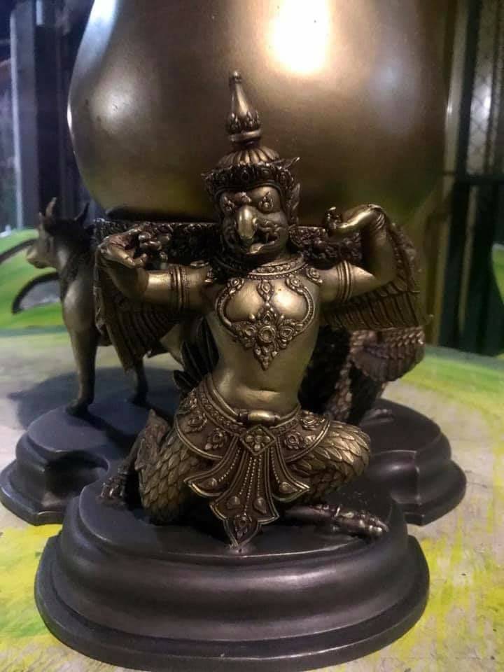 บาตรน้ำมนต์ (ฐาน พญาครุฑ พระโค พญาหงษ์) เนื้อทองเหลือง (ขนาด ความกว้างบาตร7นิ้ว กว้างฐาน10นิ้ว สูงรวมฐาน11นิ้ว)